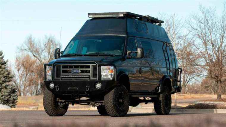 Ce Ford E-350 Camper a quatre roues motrices et un V8 diesel de 444 chevaux