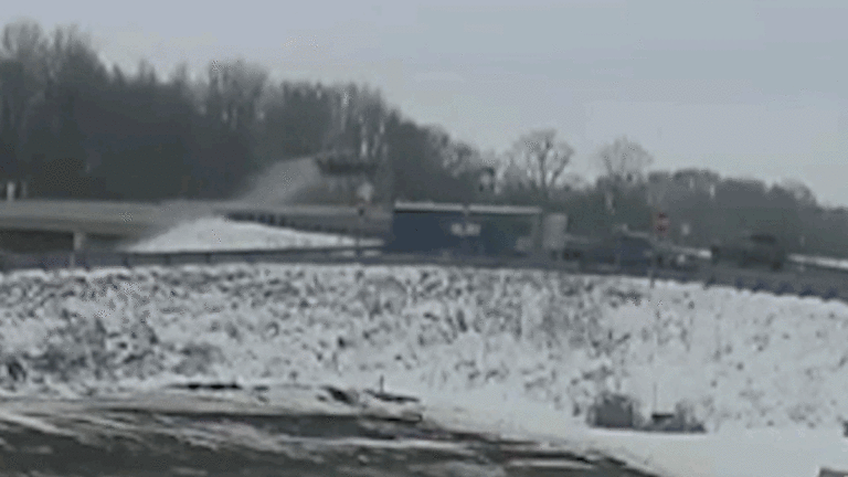 Chevrolet Impala survole le passage supérieur du Michigan dans un énorme accident