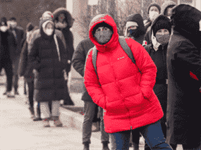 Des gens attendent lors d'une promenade sur le site de test PCR COVID-19 à Toronto le 22 décembre 2021. Beaucoup faisaient la queue depuis plus de deux heures.