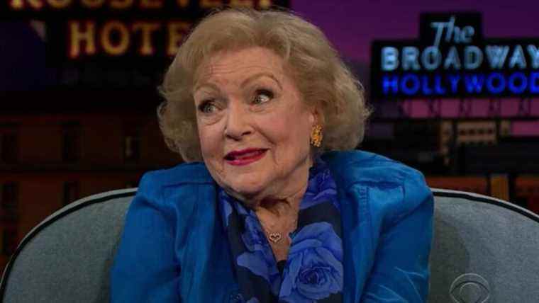 Comme les fans se souviennent de Betty White, un clip amusant d'elle et Joan Rivers se rôtissant l'un l'autre est devenu viral
