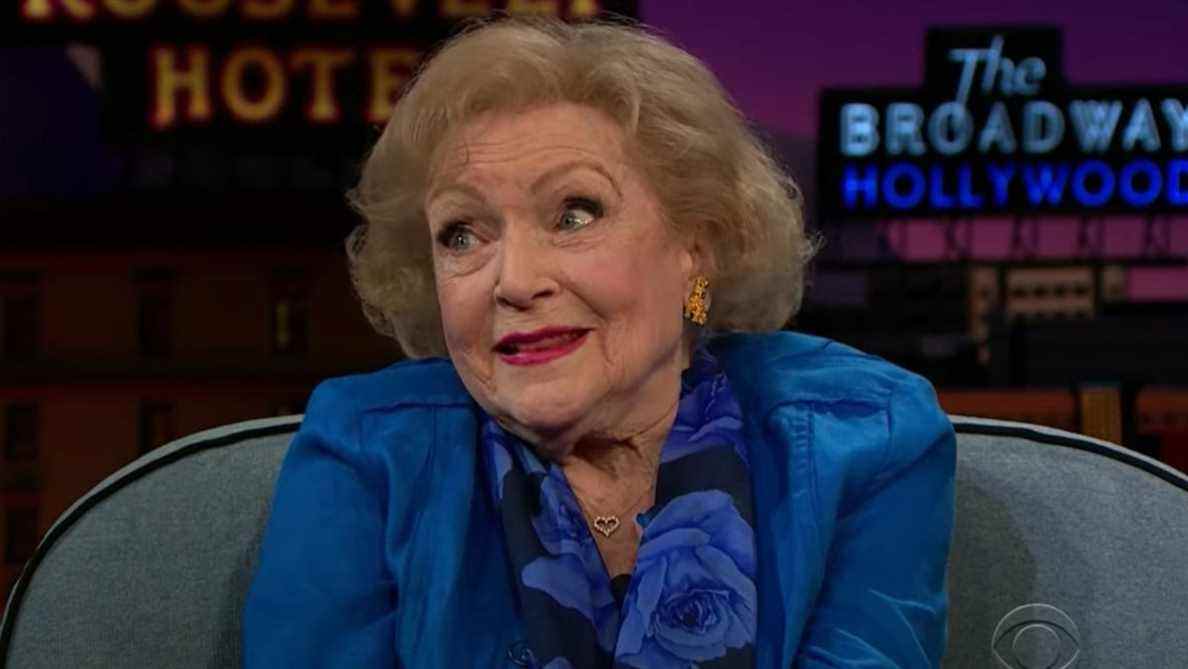 Comme les fans se souviennent de Betty White, un clip amusant d'elle et Joan Rivers se rôtissant l'un l'autre est devenu viral
