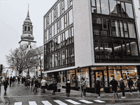 Les gens font la queue pour un test COVID rapide à l'église Budolfi d'Aalborg, au Danemark, fin décembre.