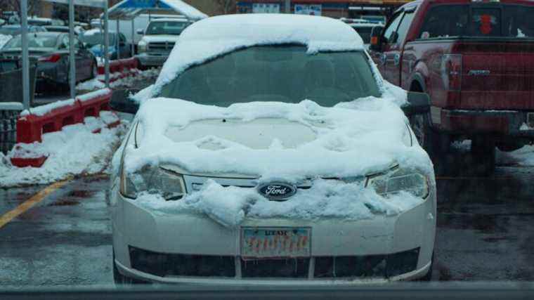 Comment enlever la neige de votre voiture et éviter d’être la personne la plus détestée dans la circulation cet hiver