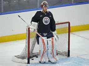 Le gardien des Oilers d'Edmonton Mikko Koskinen lors d'un entraînement d'équipe à Edmonton le 12 janvier 2022.