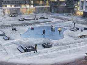 La communauté de condos ME Living, située à Markham et Ellesmere, dispose d'une cour avec un bassin réfléchissant qui se transforme en patinoire en hiver.