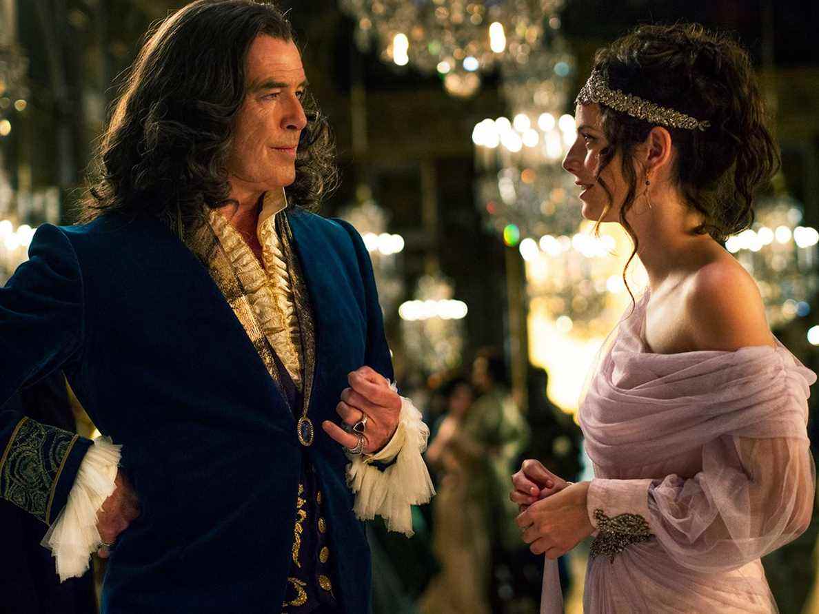 Kaya Scodelario et Pierce Brosnan ont une rencontre royale dans The King's Daughter