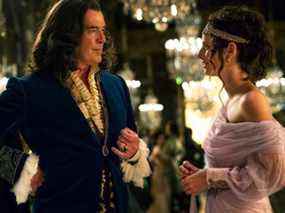 Pierce Brosnan et Kaya Scodelario, et leurs costumes, dans The King's Daughter.