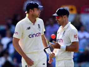 Les quilleurs anglais Stuart Broad (à gauche) et James Anderson.