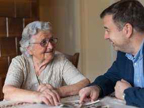 Un petit-fils trouve agaçant le désir de sa grand-mère de 91 ans, récemment veuve, de passer plus de temps avec lui.