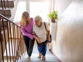 Une grand-mère, dont la petite-fille va emménager avec elle, demande conseil à Amy.