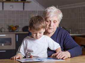 Granny peut être une critique sévère, mais cela ne signifie pas que le parent doit prendre l'appât.