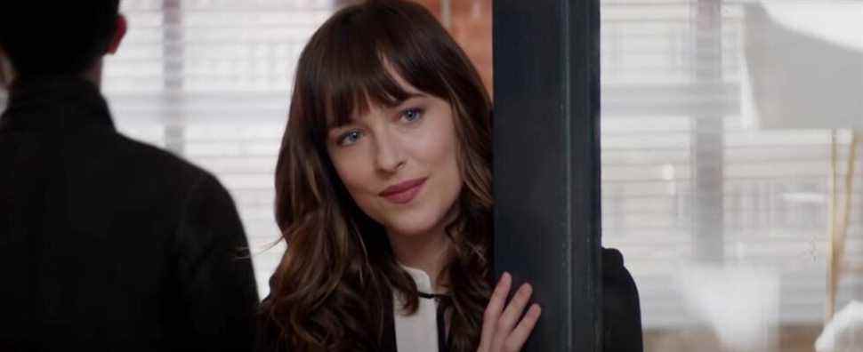 Dakota Johnson plaisante sur le fait de sortir avec "beaucoup de femmes" pour préparer un nouveau film