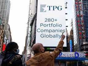 Un écran annonce la cotation de la société de capital-investissement TPG, lors de l'introduction en bourse sur le site du Nasdaq Market à Times Square à New York, le 13 janvier 2022.