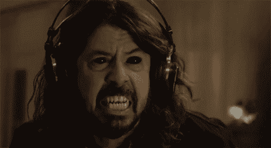 Dave Grohl est possédé par des démons dans la bande-annonce « Studio 666 » de Foo Fighters.