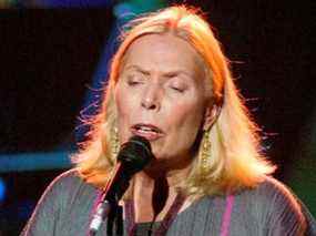 La chanteuse canadienne Joni Mitchell se produit lors d'un concert à Los Angeles, le 14 novembre 2002.