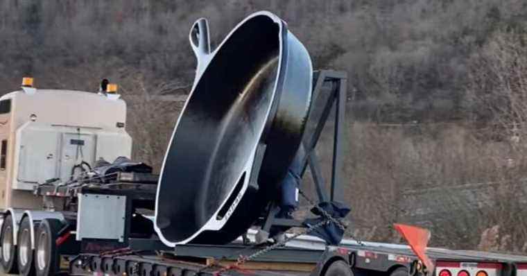 Découvrez la « plus grande poêle en fonte du monde » en train de rouler sur une autoroute