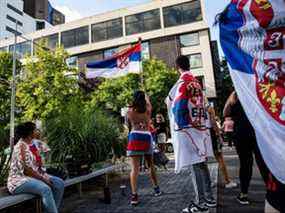 Les supporters se rassemblent devant le Park Hotel où Novak Djokovic a été emmené en attendant son expulsion du pays après l'annulation de son visa par les forces frontalières australiennes le 6 janvier 2022 à Melbourne, en Australie.