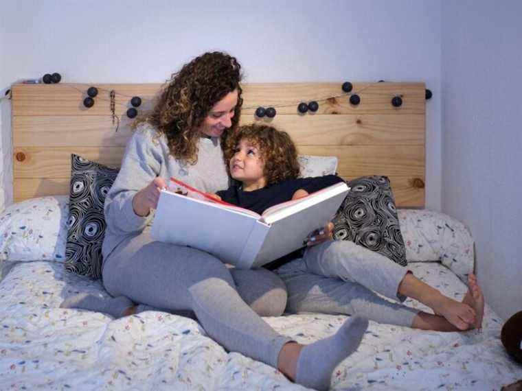 Des livres, pas des appareils électroniques, meilleurs pour les histoires d’enfants au coucher, conclut une étude