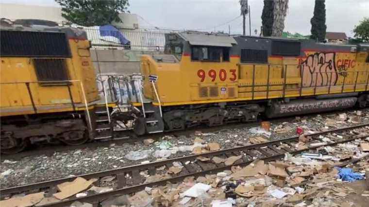 Des voleurs volent des milliers de colis dans des trains lents à Los Angeles