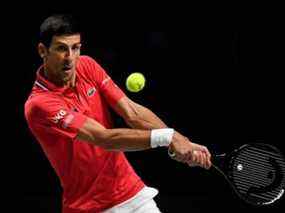 Dans cette photo d'archive prise le 2 décembre 2021, le Serbe Novak Djokovic fait un retour contre le Kazakhstan Alexander Bublik lors du match de quart de finale masculin de la Coupe Davis à la Madrid Arena de Madrid, en Espagne.