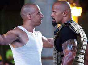 Vin Diesel et Dwayne Johnson dans une scène de Fast Five de 2011.