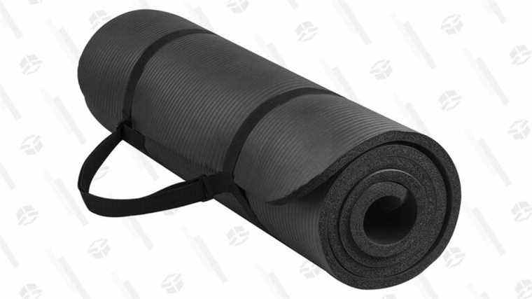 Économisez 66 % sur un tapis BalanceFrom GoYoga avec sangle de transport pour impressionner votre portefeuille et Yogi Adriene