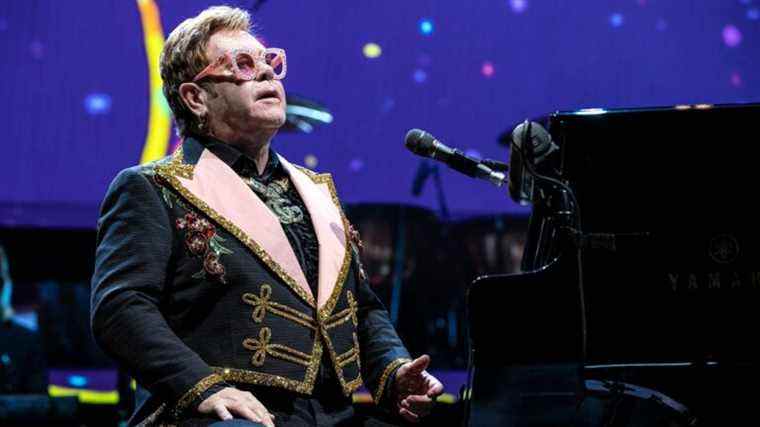 Elton John teste positif pour COVID et reporte les émissions du Texas
