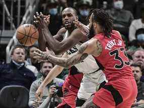 Le garde des Raptors Gary Trent Jr. (33 ans) tente de voler le ballon à l'attaquant des Bucks Khris Middleton.  La défensive de Trent Jr. a été une agréable surprise cette saison.