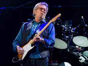 Eric Clapton se produit sur scène au Royal Albert Hall le 14 mai 2015 à Londres.