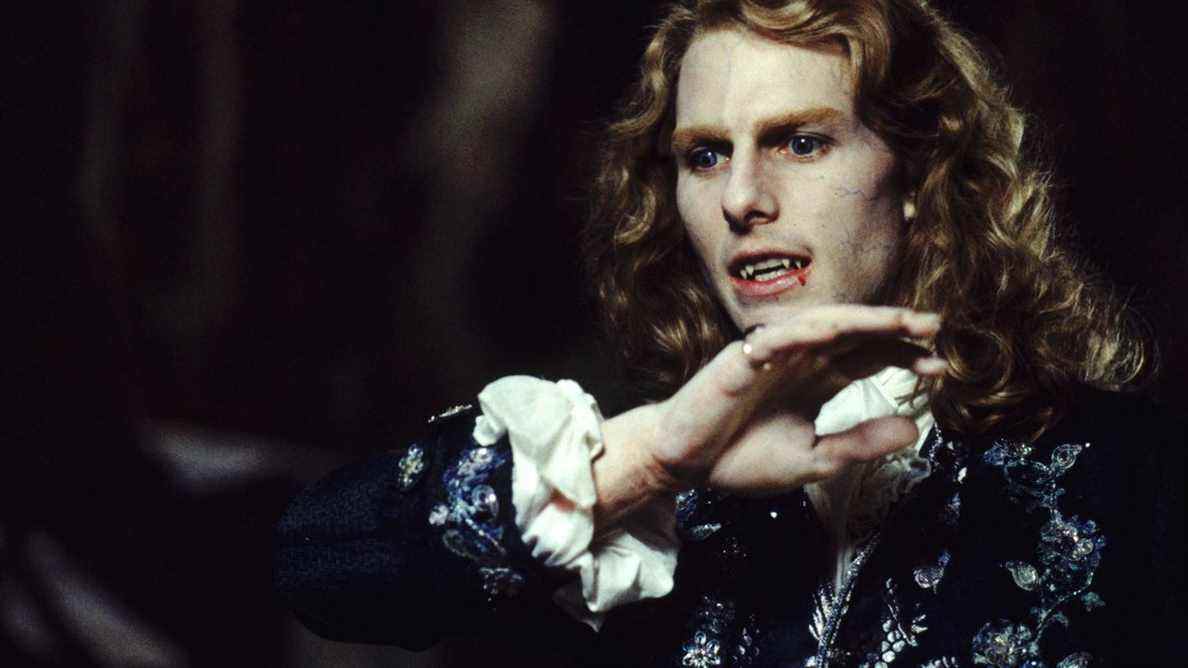 Tom Cruise dans le rôle de Lestat dans Interview With the Vampire, avec de longs cheveux blonds bouclés et du sang dégoulinant de sa bouche