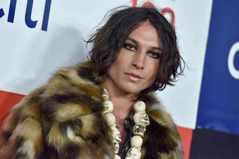 

	
		Ezra Miller cible le chapitre du KKK dans un message vidéo : 