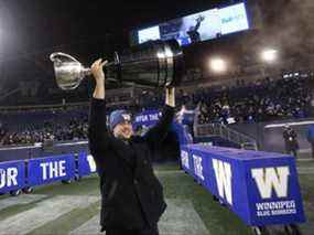 Le quart-arrière Zach Collaros montre la Coupe Grey alors que les Blue Bombers de Winnipeg célèbrent leur victoire au championnat à IG Field le mercredi 15 décembre 2021. KEVIN KING/Winnipeg Sun/Postmedia Network