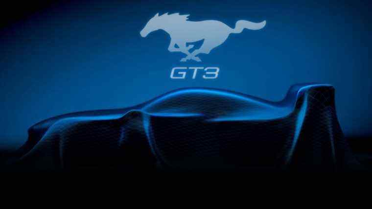 Ford Mustang en selle pour la course GT3 avec une aile énorme et un V-8 préparé