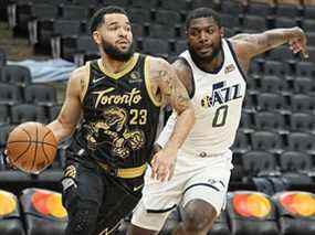 Le gardien des Raptors de Toronto Fred VanVleet (à gauche) se dirige vers le filet contre l'attaquant des Utah Jazz Eric Paschall au cours du premier quart à la Scotiabank Arena le 7 janvier 2022.