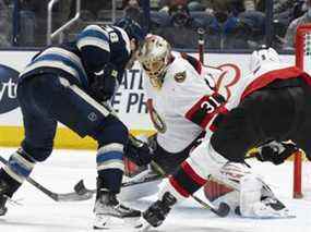 Le centre des Blue Jackets de Columbus, Boone Jenner (38 ans), prend le relais contre le gardien des Sénateurs d'Ottawa, Anton Forsberg, dimanche, au Nationwide Arena.  Forsberg a effectué 35 arrêts dans la victoire de son équipe.