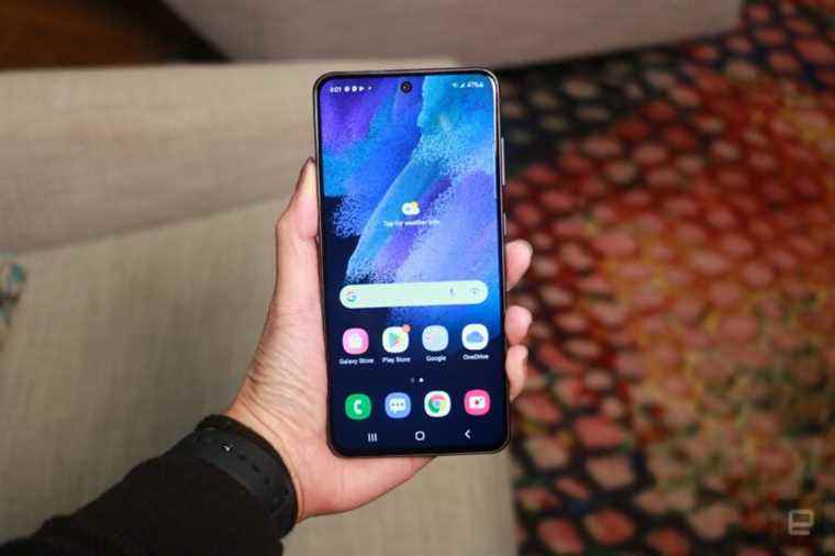 Galaxy S21 FE pratique : le produit phare de l’année dernière sans fioritures