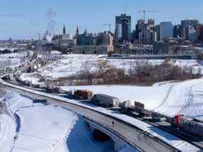 Des véhicules rejoignant Freedom Convoy 2022 étouffent la promenade Sir John A. Macdonald, parallèle au canal Rideau et menant au centre-ville d'Ottawa, le dimanche 30 janvier 2022.