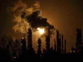 Une torche éclaire le ciel depuis la raffinerie Imperial Oil à Edmonton, en Alberta.