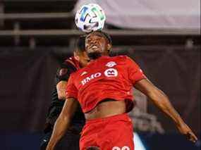 L'attaquant du Toronto FC Ayo Akinola (20 ans) dirige le ballon contre les Red Bulls de New York en première mi-temps au Pratt and Whitney Stadium du Rentschler Field le 14 octobre 2020.