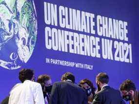 Des délégués s'expriment lors de la Conférence des Nations Unies sur les changements climatiques (COP26) à Glasgow, en Écosse, le 13 novembre 2021.