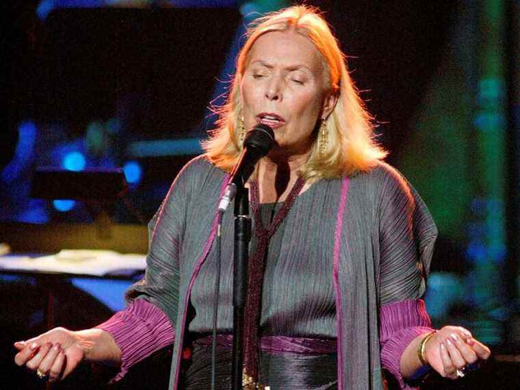 « I STAND WITH NEIL »: Joni Mitchell dit qu’elle supprime la musique de Spotify