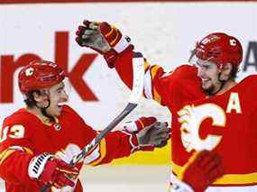 Le tireur d'élite des Flames Johnny Gaudreau célèbre un but sur le gardien des Panthers de la Floride Spencer Knight lors d'un match de deuxième période dans la LNH au Scotiabank Saddledome de Calgary mardi soir.  Gaudreau a récolté quatre passes dans le match 5-1 contre les Panthers.