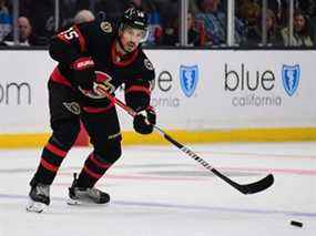 Le défenseur des Sénateurs d'Ottawa Michael Del Zotto (15) passe la rondelle contre les Kings de Los Angeles au cours de la troisième période au Staples Center.