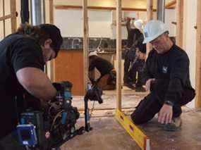 Mike Holmes en tournage sur place, Holmes et Holmes.  La demande de rénovation domiciliaire et de nouvelles maisons ne va pas ralentir et en tant qu'industrie, nous devons travailler ensemble pour surmonter les défis et continuer à faire les choses correctement !