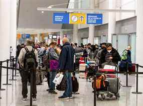 Les voyageurs se dirigent vers la zone de test Covid 19 du terminal 1 de l'aéroport international Pearson de Toronto. Peter J. Thompson/National Post