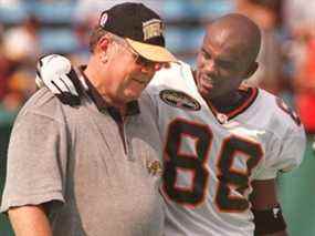 Le receveur large des Lions de la Colombie-Britannique, Larry Thompson, discute avec l'entraîneur-chef des Tiger-Cats de Hamilton, Don Sutherin, au stade Ivor Wynne de Hamilton dans cette photo d'archive prise le 2 août 1997.