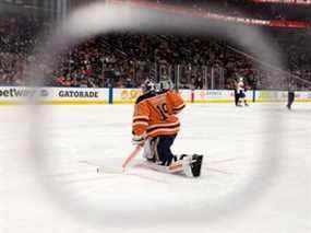 Le gardien de but des Oilers d'Edmonton Mikko Koskinen (19 ans) s'étire alors qu'il affronte les Panthers de la Floride au Rogers Place à Edmonton le jeudi 20 janvier 2022.