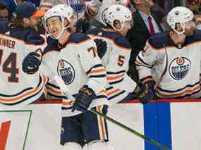 L'attaquant des Oilers d'Edmonton Ryan McLeod (71 ans) célèbre son but contre les Canucks de Vancouver en troisième période au Rogers Arena de Vancouver le 25 janvier 2022. Les Oilers ont gagné 3-2 en prolongation.