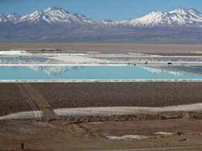 Des flaques de saumure provenant d'une mine de lithium appartenant à la société américaine Albemarle Corp, sur la saline d'Atacama dans le désert d'Atacama, au Chili.