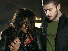 Dans cette photo d'archive du dimanche 1er février 2004, l'artiste Janet Jackson, à gauche, couvre sa poitrine après que sa tenue se soit défaite lors de la performance à la mi-temps avec Justin Timberlake au Super Bowl XXXVIII à Houston.